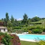 Photographie d'une piscine et des vignobles de l'AOC Clairette de Die