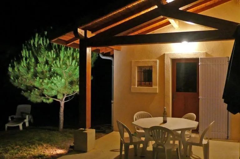 Photographie d'une terrasse un pin parasol