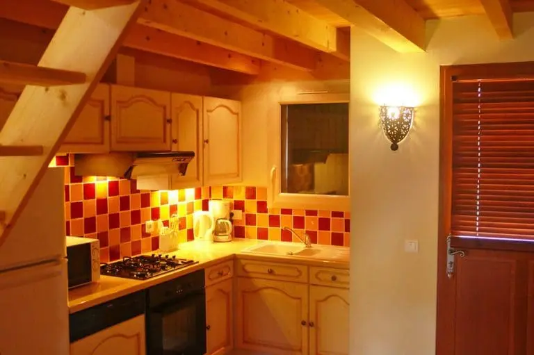 Photographie de la cuisine de type provençal d'une maison de vacances dans le sud de la France