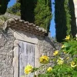 Photographie d'un village fleuri dans le sud de la France
