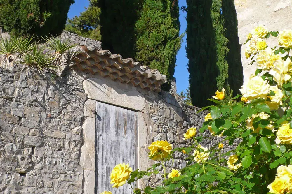 Photographie d'un village fleuri dans le sud de la France