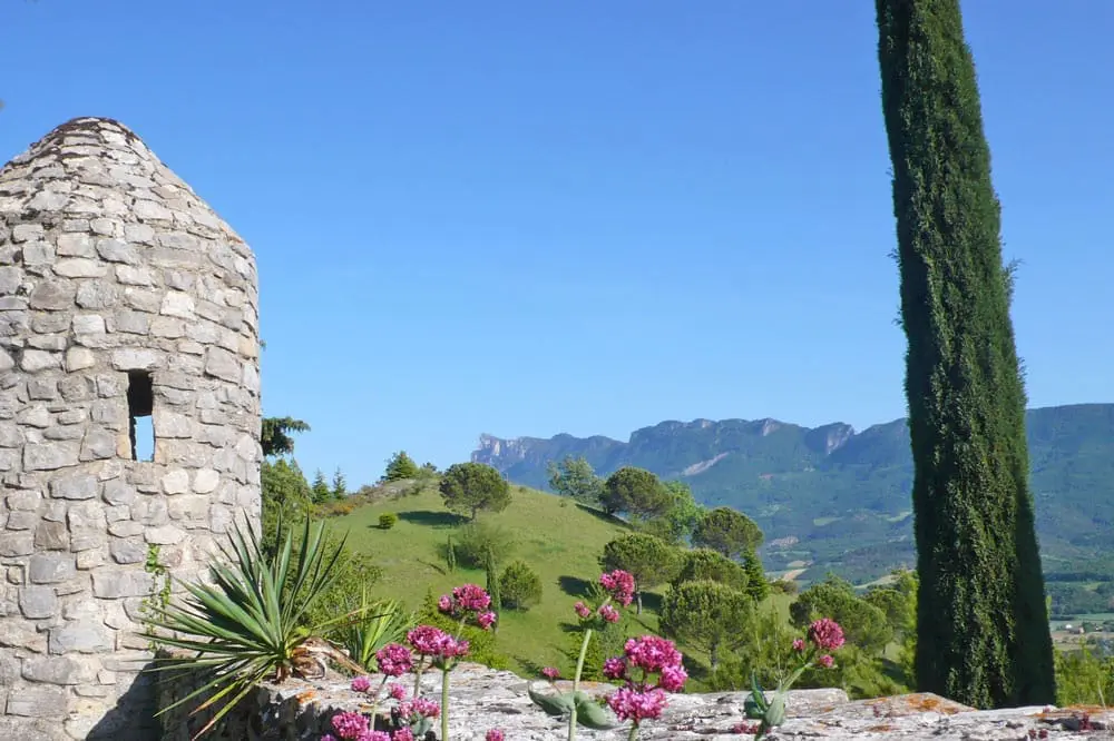 Photographie d'un village perché de la Drôme