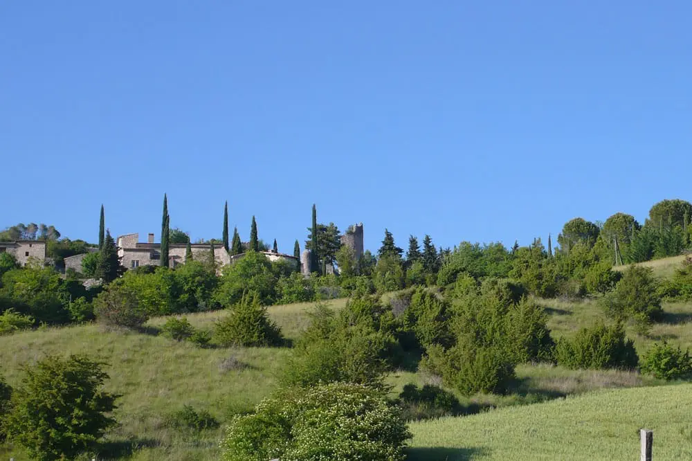 Photographie d'un village perché de la Drôme