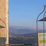 Photographie d'une table d'orientation dans un village perché de la Drôme