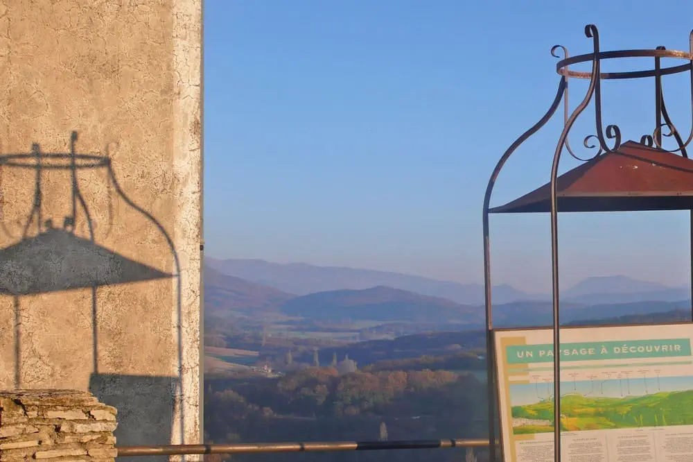 Photographie d'une table d'orientation dans un village perché de la Drôme