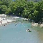 Photographie d'une rivière calme avec des canoë