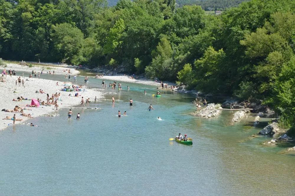 Photographie d'une rivière calme avec des canoë