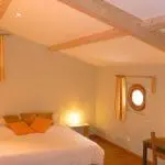Photographie d'une chambre mensardée d'une maison de vacances de style provençal