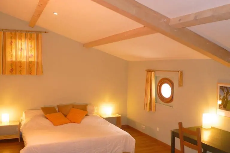 Photographie d'une chambre mensardée d'une maison de vacances de style provençal