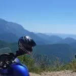 Photographie de motos sur les routes sinueuses de la Drôme