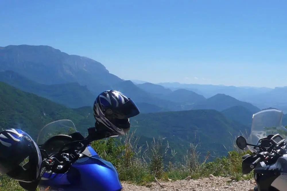 Photographie de motos sur les routes sinueuses de la Drôme