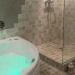 Photo d'une salle de bain avec baignoire Balnéo et douche à l'italienne