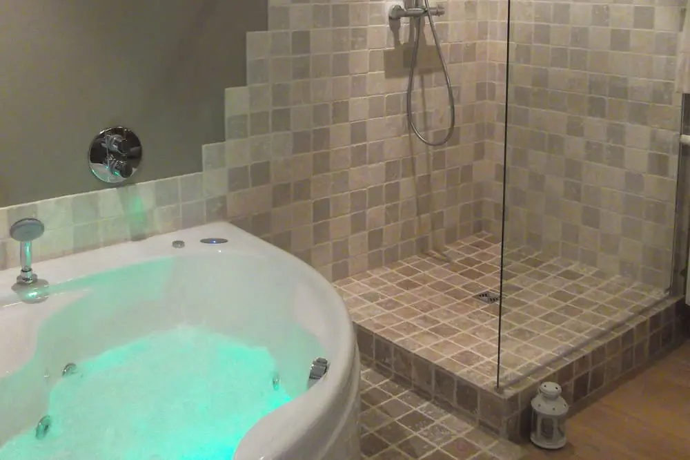 Photo d'une salle de bain avec baignoire Balnéo et douche à l'italienne