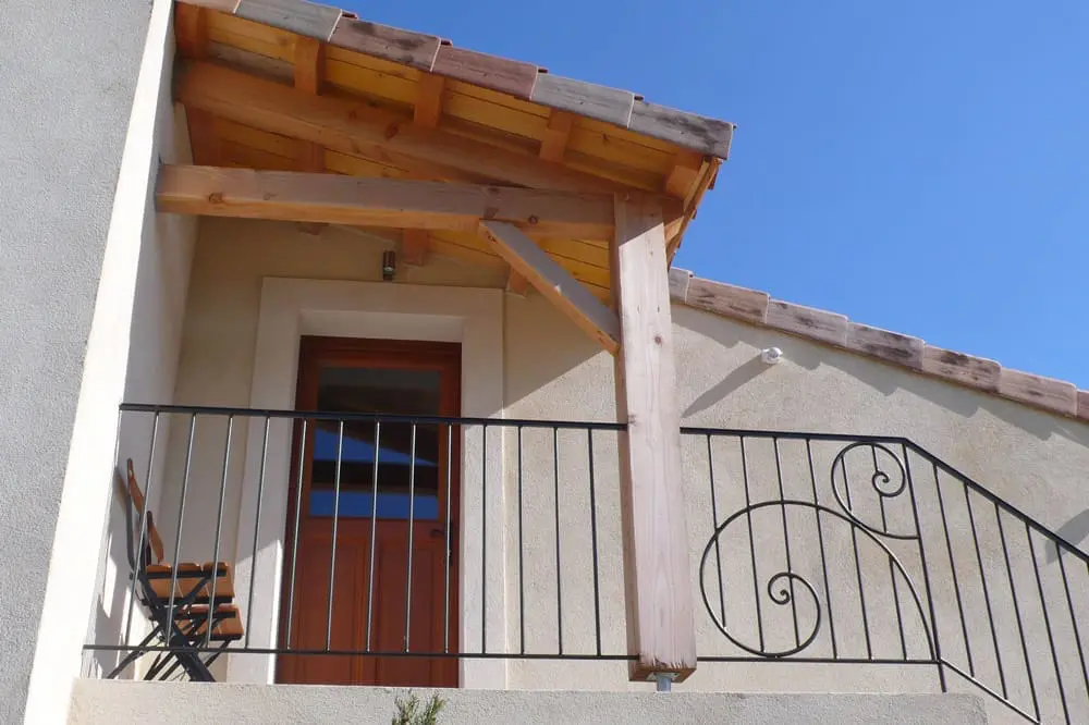 Photo d'un escalier avec fer forgé d'une maison de vacances dans la vallée de la Drôme