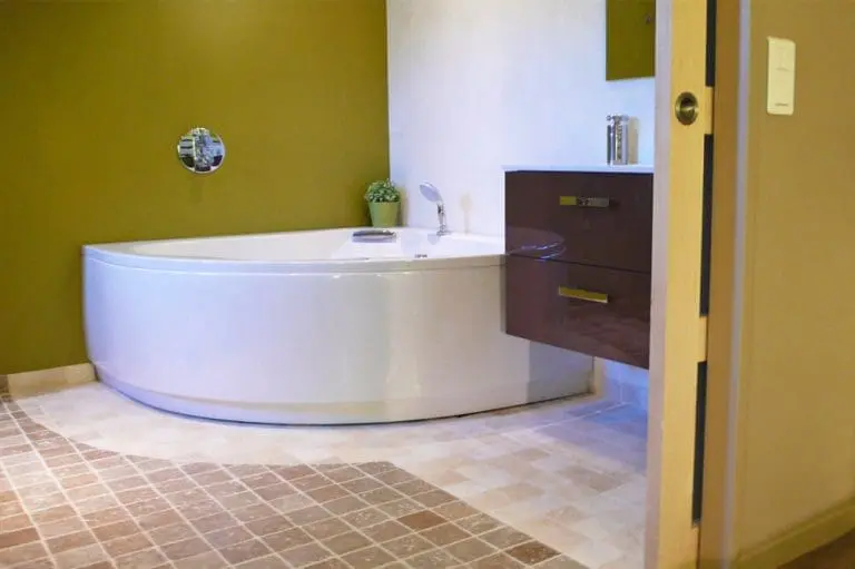 Photographie d'une baignoire balnéo dans une maison de vacances à louer en Drôme