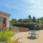 Photo de la terrasse d'un gîte de groupe en pleine nature