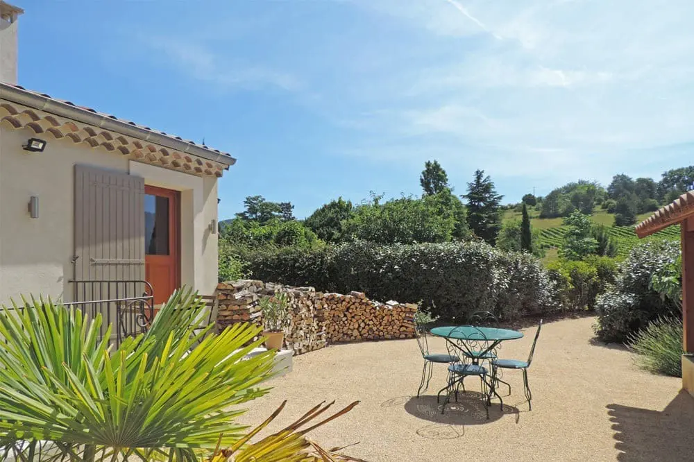 Photo de la terrasse d'un gîte de groupe en pleine nature