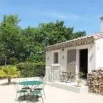 Photo de la terrasse d'un gîte de groupe proche entre Saillans et Aouste