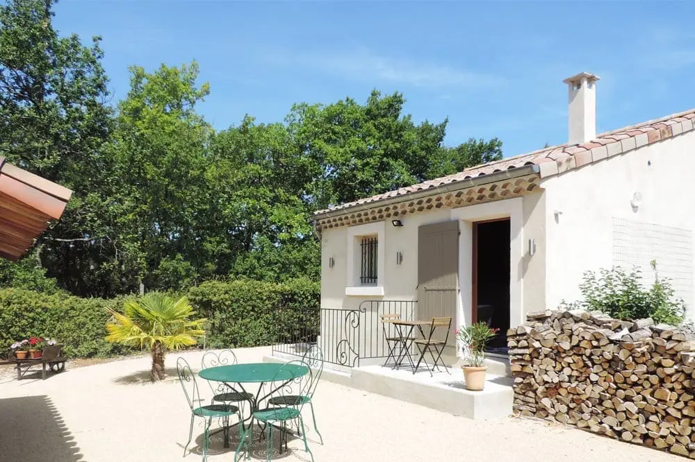 Photo de la terrasse d'un gîte de groupe proche entre Saillans et Aouste