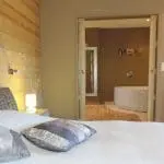 Photographie d'une chambre et d'une salle de bain d'accès facile pour les personnes à mobilité réduite