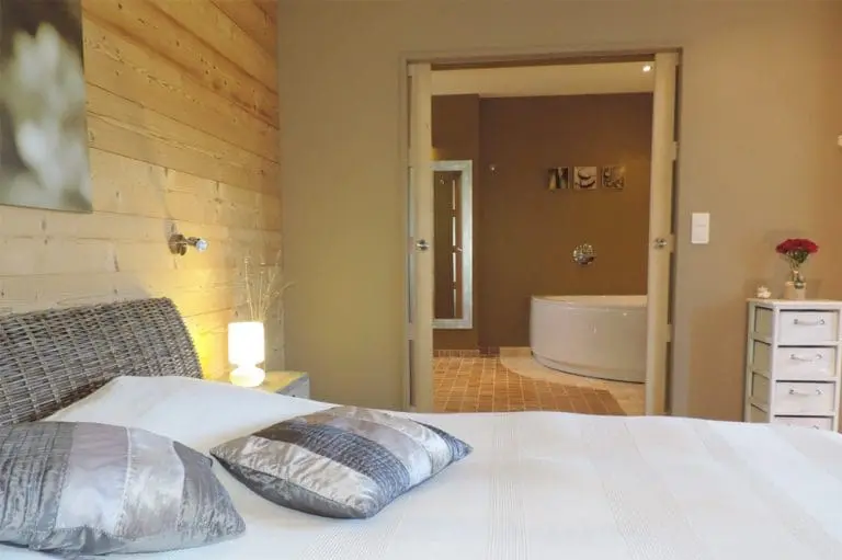 Photographie d'une chambre et d'une salle de bain d'accès facile pour les personnes à mobilité réduite