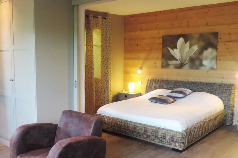 Photographie d'une chambre à coucher dans une maison de vacances à louer à Mirabel