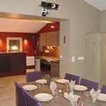 Photo d'une salle pour les groupes avec vidéo-projecteur