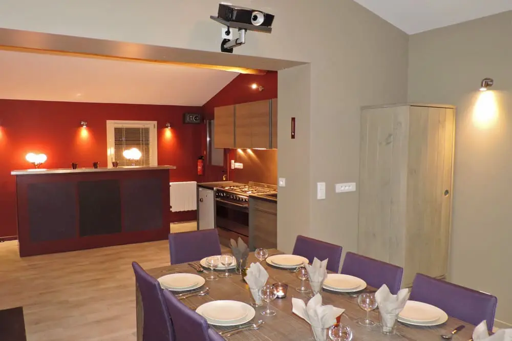 Photo d'une salle pour les groupes avec vidéo-projecteur