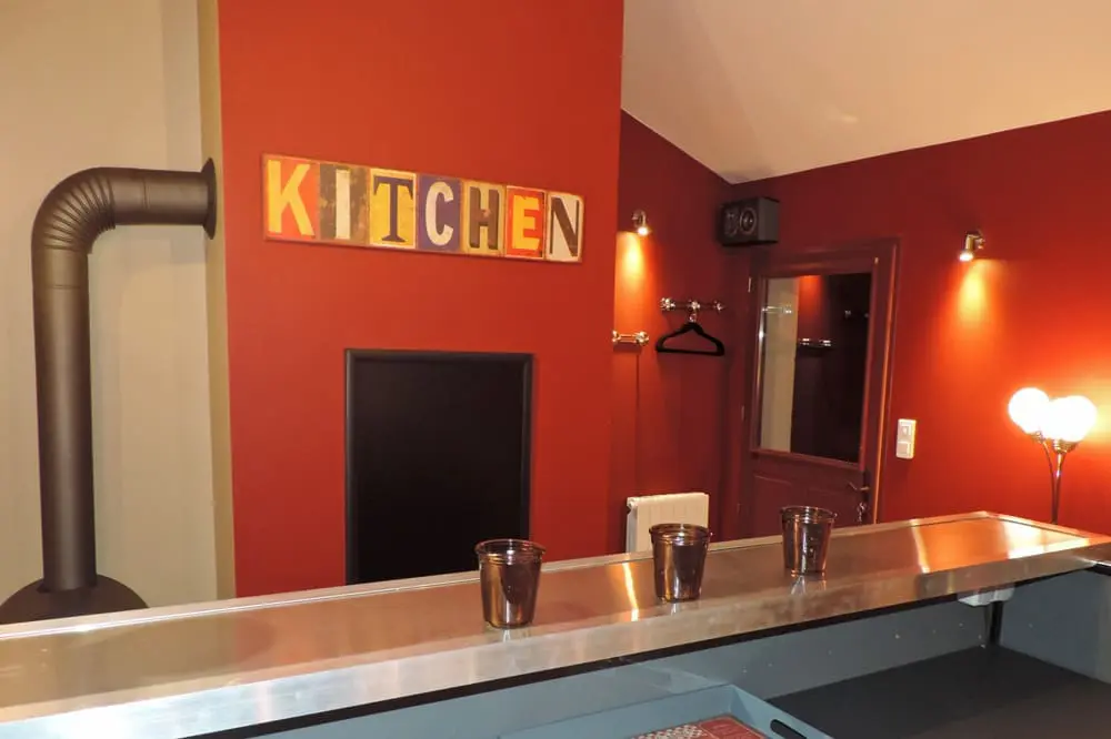 Photo du bar d'un gîte de groupe dans la Drôme