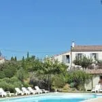 Photographie d'une piscine et d'une bastide