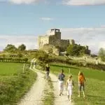 Photo d'une famille en promenade à Piégros la Clastre