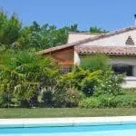 Photographie d'une piscine et du'une maison de vacances de style provençal