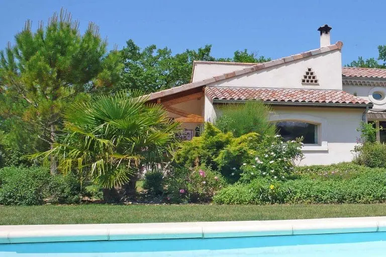 Photographie d'une piscine et du'une maison de vacances de style provençal