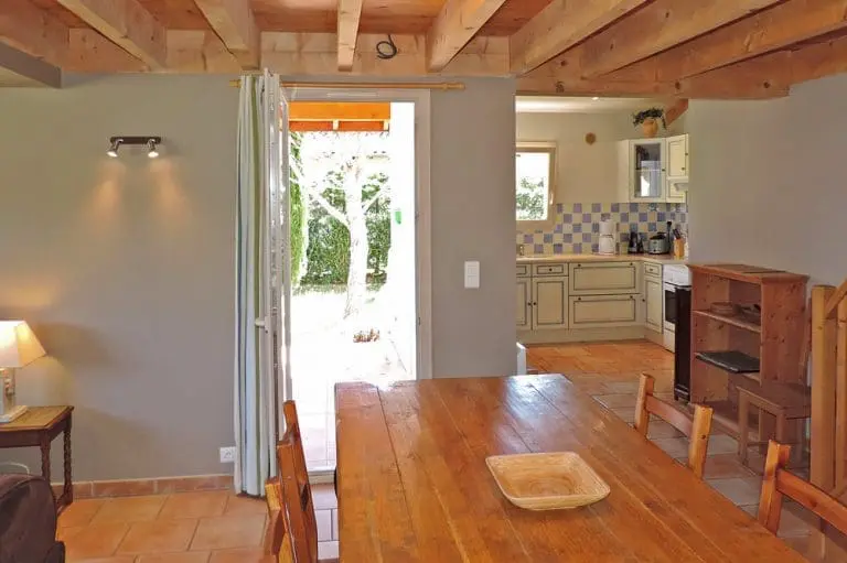 Photographie d'une salle à manger d'un gîte de style provençal