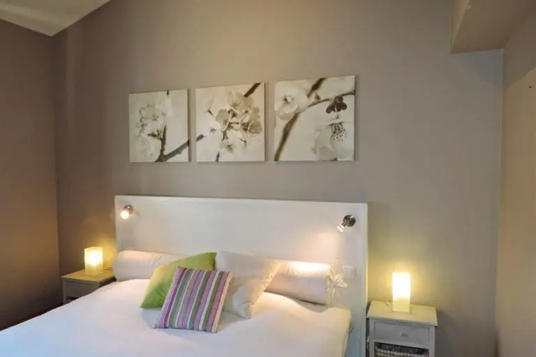Photographie d'une chambre à coucher dans un hébergement touristique dans la vallée de la Drôme