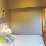 Photographie d'une chambre à coucher dans un hébergement touristique dans la vallée de la Drôme