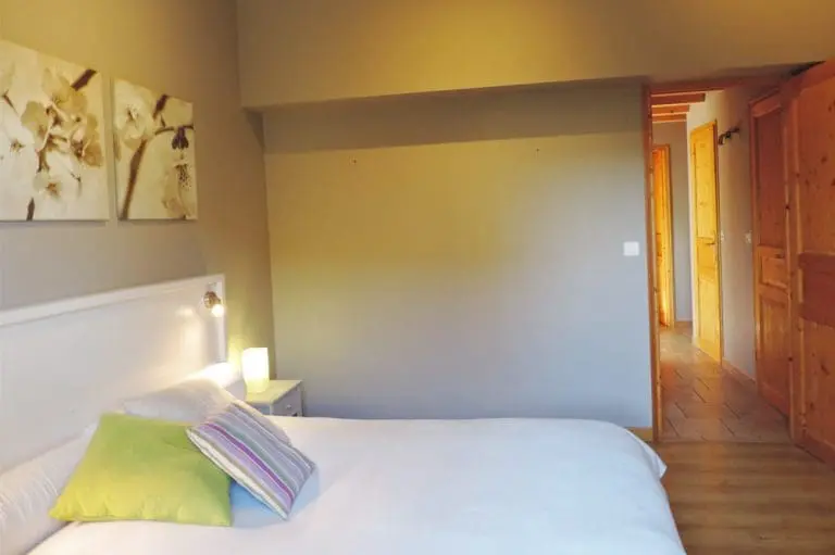 Photographie d'une chambre à coucher dans un hébergement touristique dans la vallée de la Drôme
