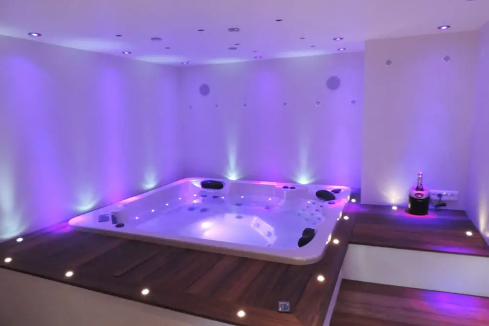 Photo d'un espace bien-être avec jacuzzi privatif dans un gîte 3 étoiles