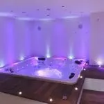 Photographie d'un Jacuzzi dans un gîte en France