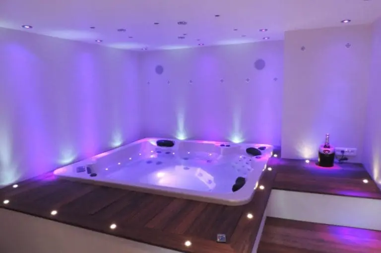Photographie d'un espace spa avec un jacuzzi privatif