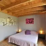 Photographie d'une chambre ouverte sur un jardin dans une maison de vacances à louer dans la Drôme