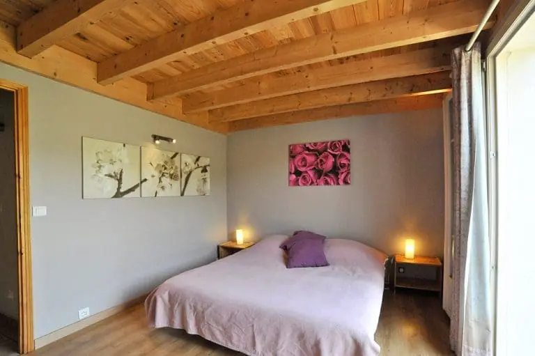Photographie d'une chambre ouverte sur un jardin dans une maison de vacances à louer dans la Drôme