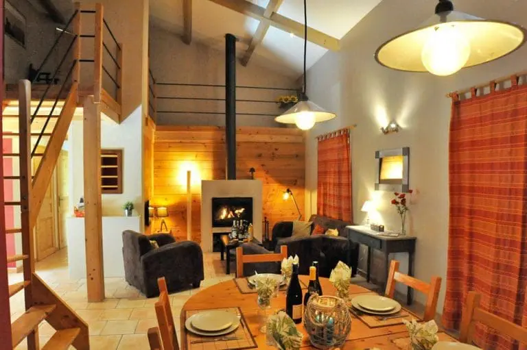 Photographie d'une cheminée design d'un gîte en France