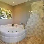 Photo d'une salle de bain avec baignoire Balnéo et douche à l'italienne