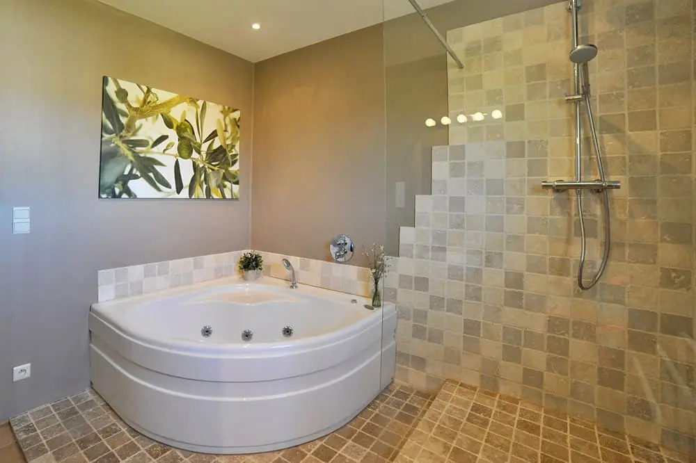Photo d'une salle de bain avec baignoire Balnéo et douche à l'italienne
