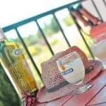 Photo d'une table d'apéritif sur une terrasse dans le sud de la France