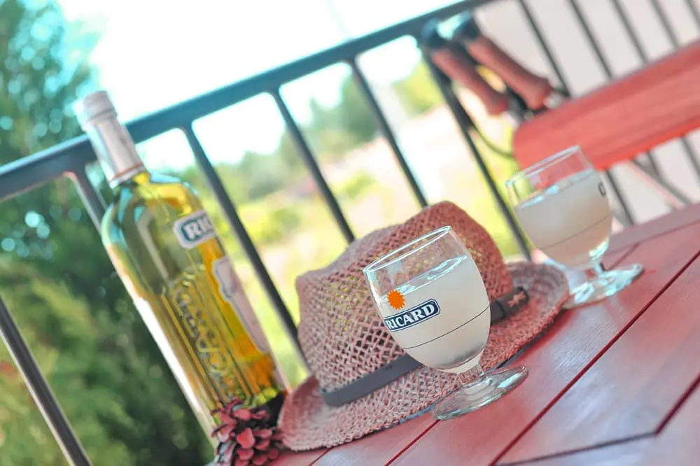 Photo d'une table d'apéritif sur une terrasse dans le sud de la France