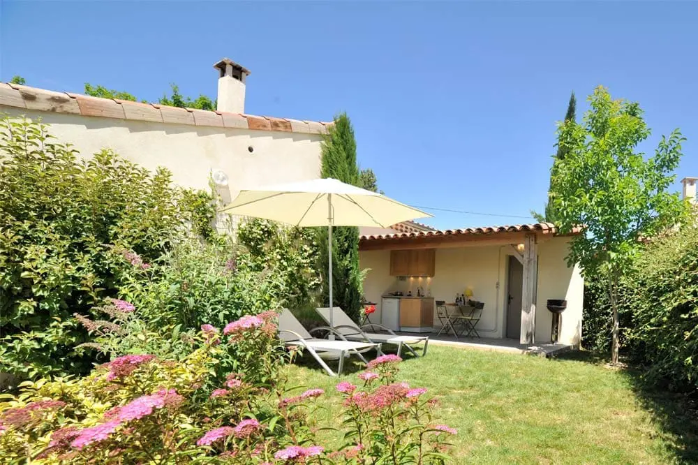 Photo du jardin d'un gîte 3 étoiles dans le sud de la France