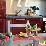 Photographie d'un coin repas dans un gîte en France
