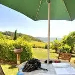 Photographie d'un jardin avec un vélo, un casque et une carte IGN